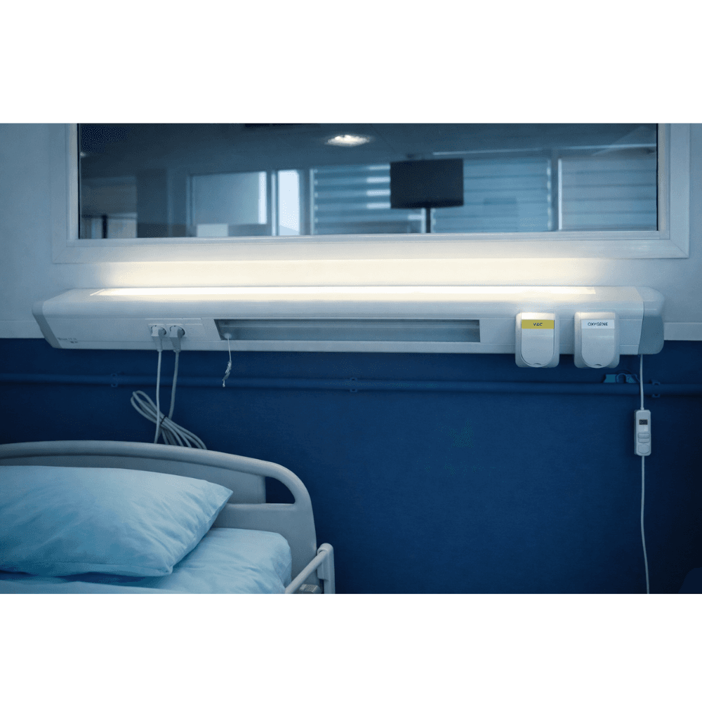 Gaine technique tête de lit installée dans une chambre hospitalière