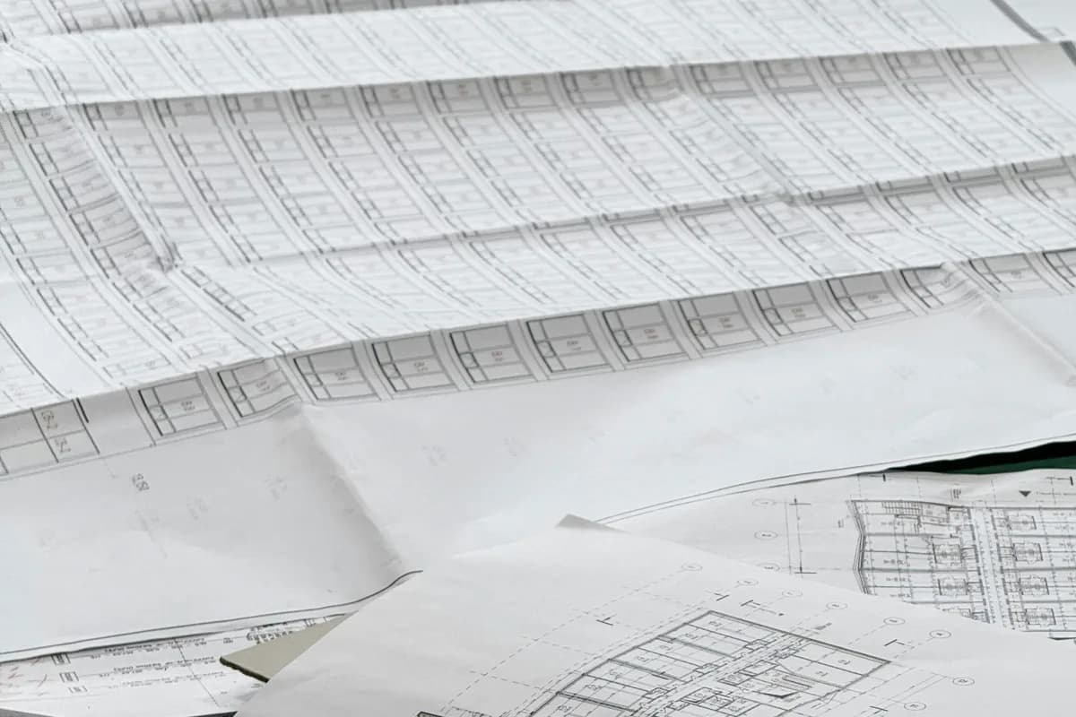 Plans techniques d'exécution étalés sur une table de travail
